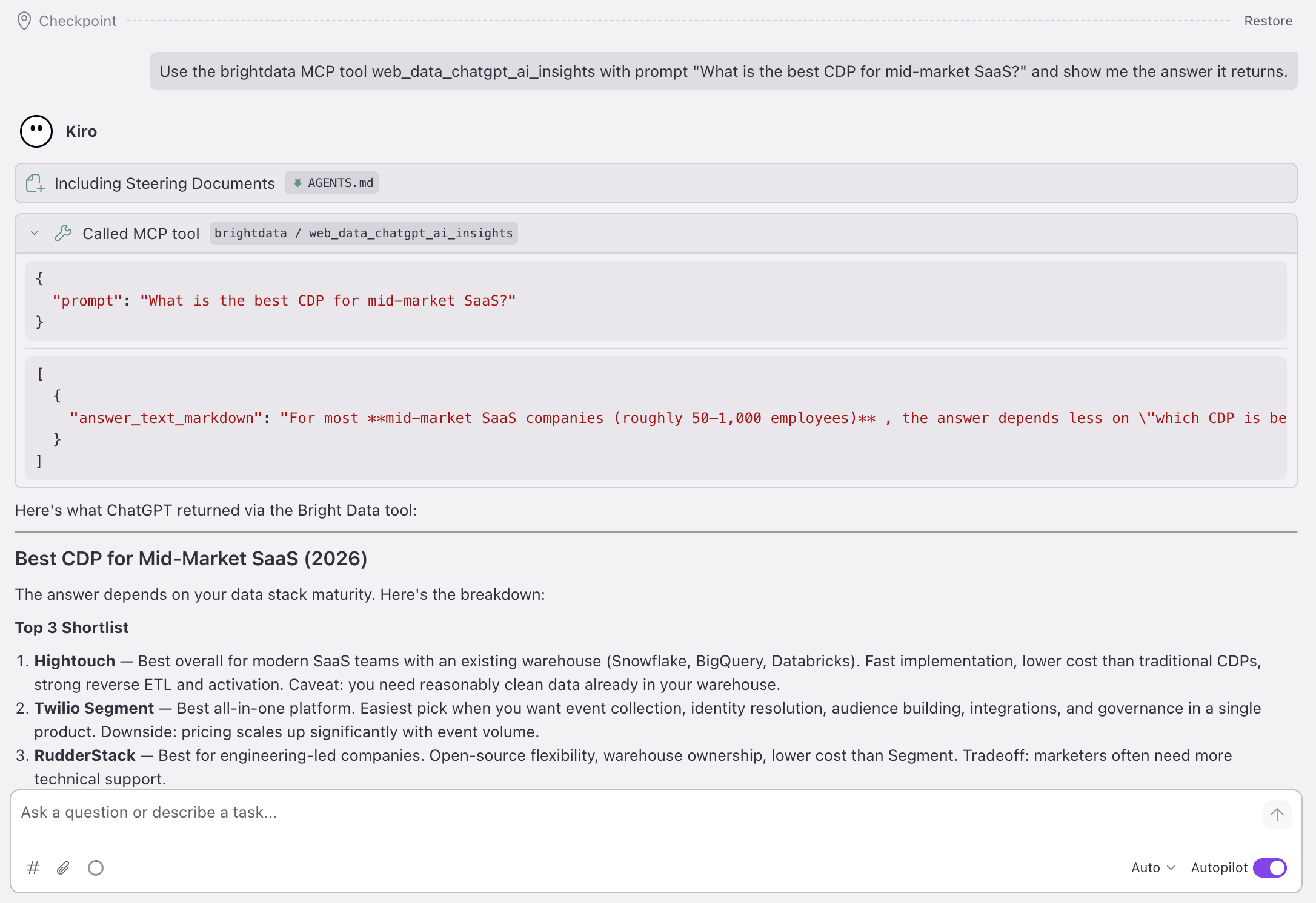Kiro executando web_data_chatgpt_ai_insights: um `prompt` de entrada, um `answer_text_markdown` de saída; a resposta classifica Hightouch, Twilio Segment, RudderStack.